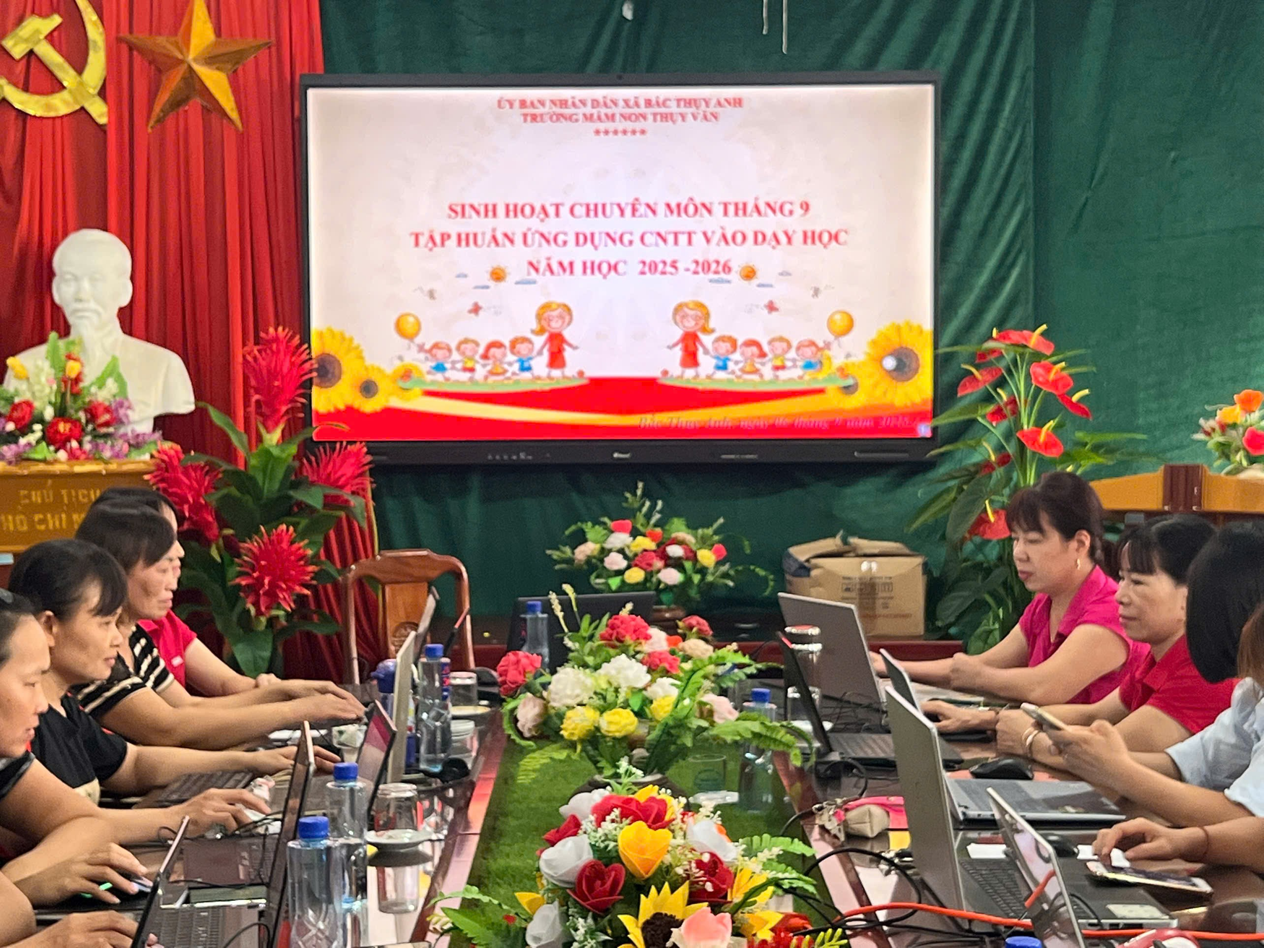 Trường Mầm non Thụy Văn, xã Bắc Thụy Anh tổ chức sinh hoạt chuyên môn tháng 9 và Ứng dụng CNTT một số phần mềm cần triển khai vào đầu năm học 2025-2026 cho cán bộ quản lý, giáo viên, nhân viên