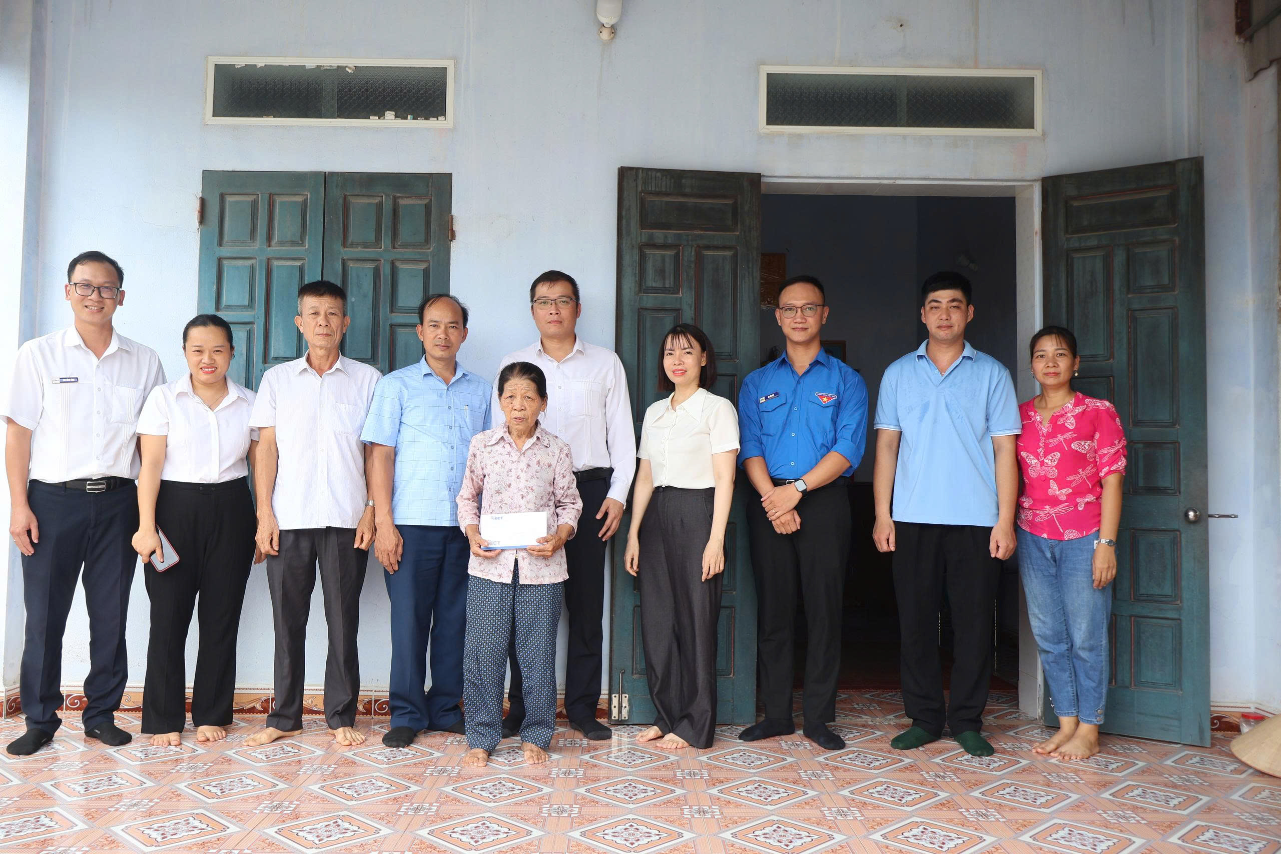 TỔNG CÔNG TY TÂN CẢNG SÀI GÒN THĂM, TẶNG QUÀ THÂN NHÂN LIỆT SĨ TẠI XÃ BẮC THỤY ANH
