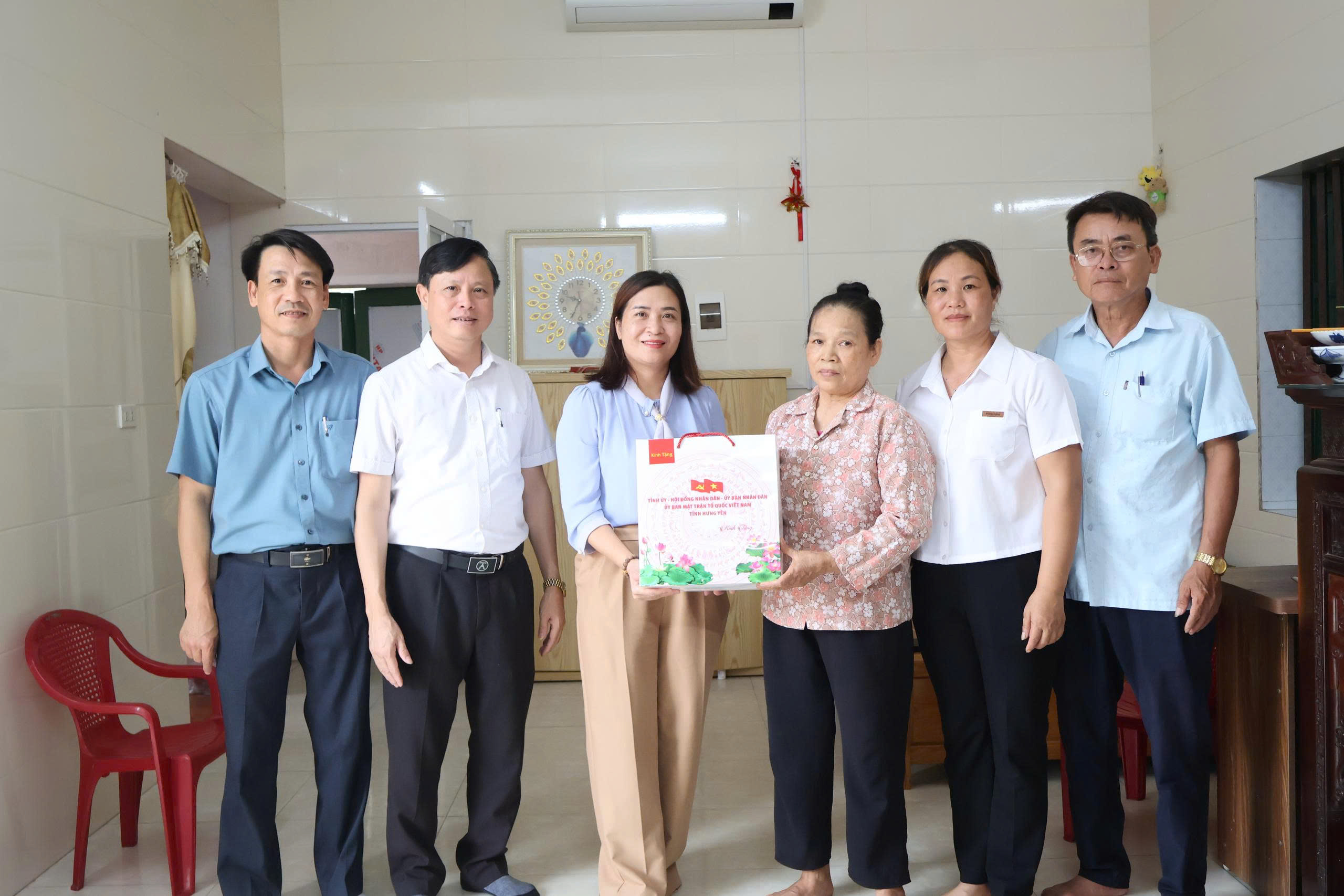 THĂM HỎI, TRAO TẶNG QUÀ NGƯỜI CÓ CÔNG VÀ HỖ TRỢ XÂY DỰNG NHÀ Ở CHO THÂN NHÂN LIỆT SĨ