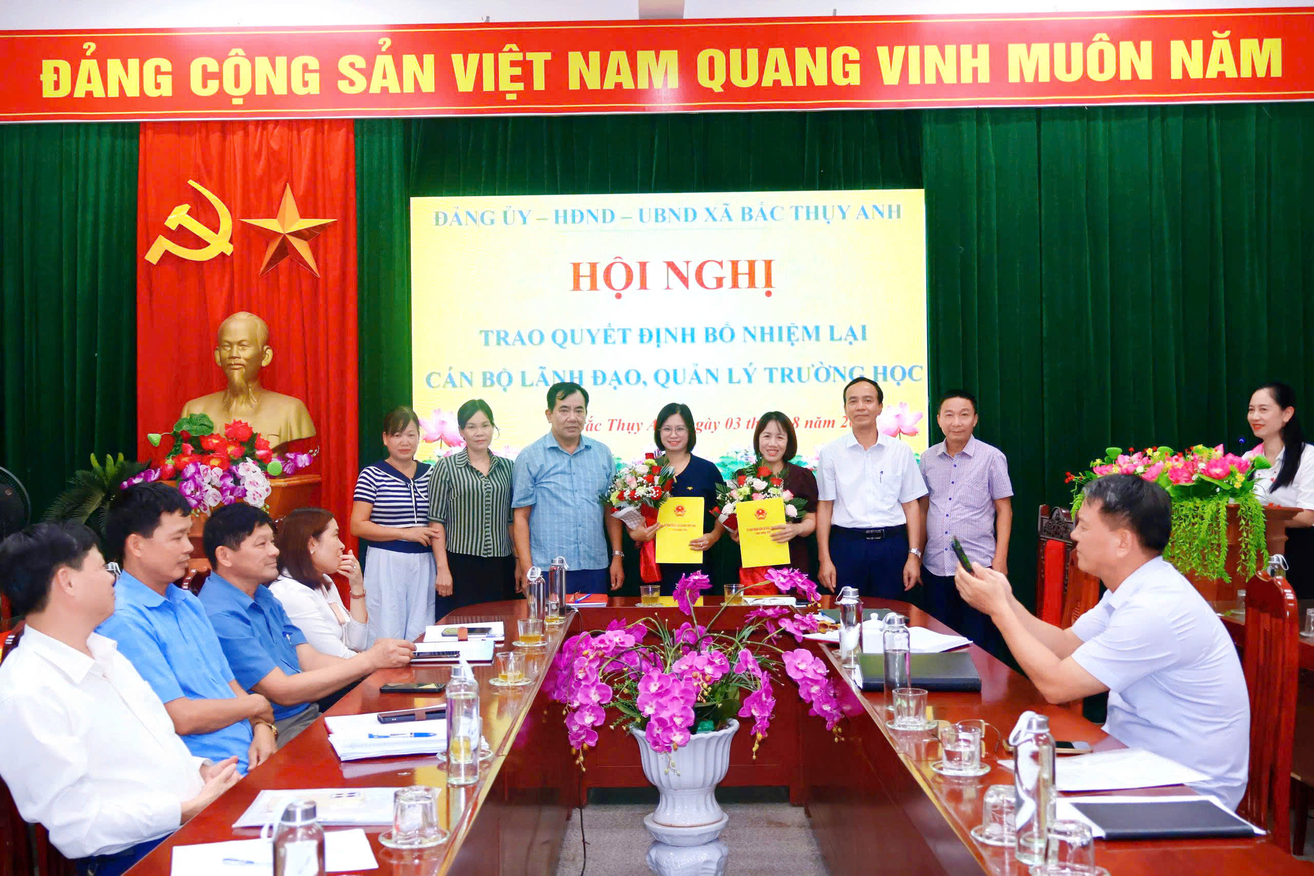 HỘI NGHỊ TRAO QUYẾT ĐỊNH BỔ NHIỆM LẠI CÁN BỘ LÃNH ĐẠO, QUẢN LÝ TRƯỜNG HỌC