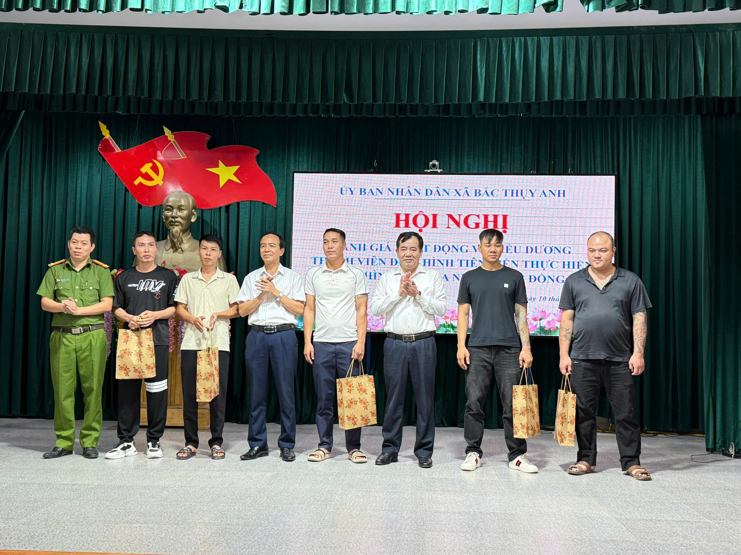 HỘI NGHỊ BIỂU DƯƠNG THÀNH VIÊN ĐIỂN HÌNH TIÊN TIẾN MÔ HÌNH “THẮP SÁNG NIỀM TIN”