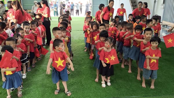 Trường Mầm Non Thụy Quỳnh long trọng tổ chức lễ chào cờ “Tôi yêu Tổ quốc, quê hương tôi”