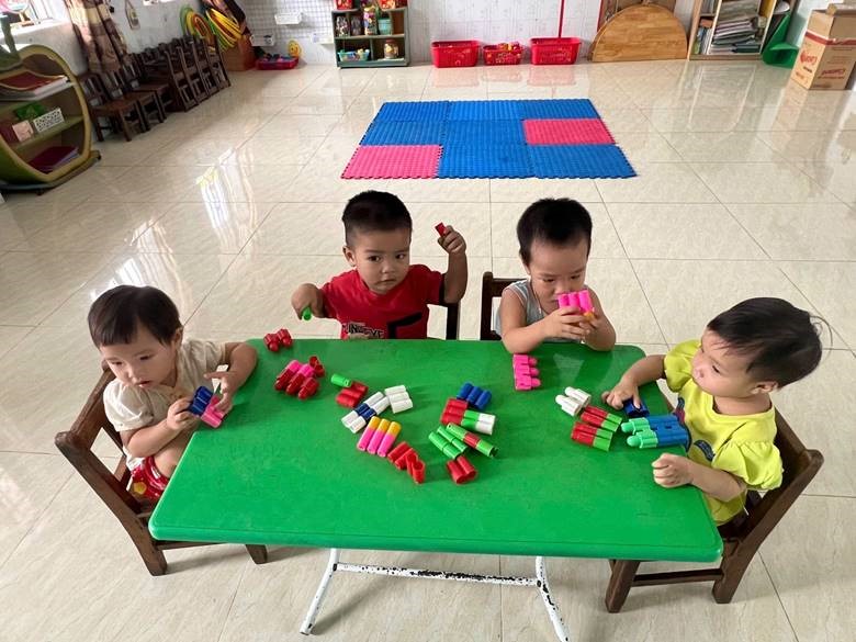 NHỮNG NGÀY ĐẦU ĐI HỌC CỦA CÁC BÉ NHÓM TRẺ 13-24 THÁNG HỌC TẠI TRƯỜNG MẦM NON THỤY VĂN