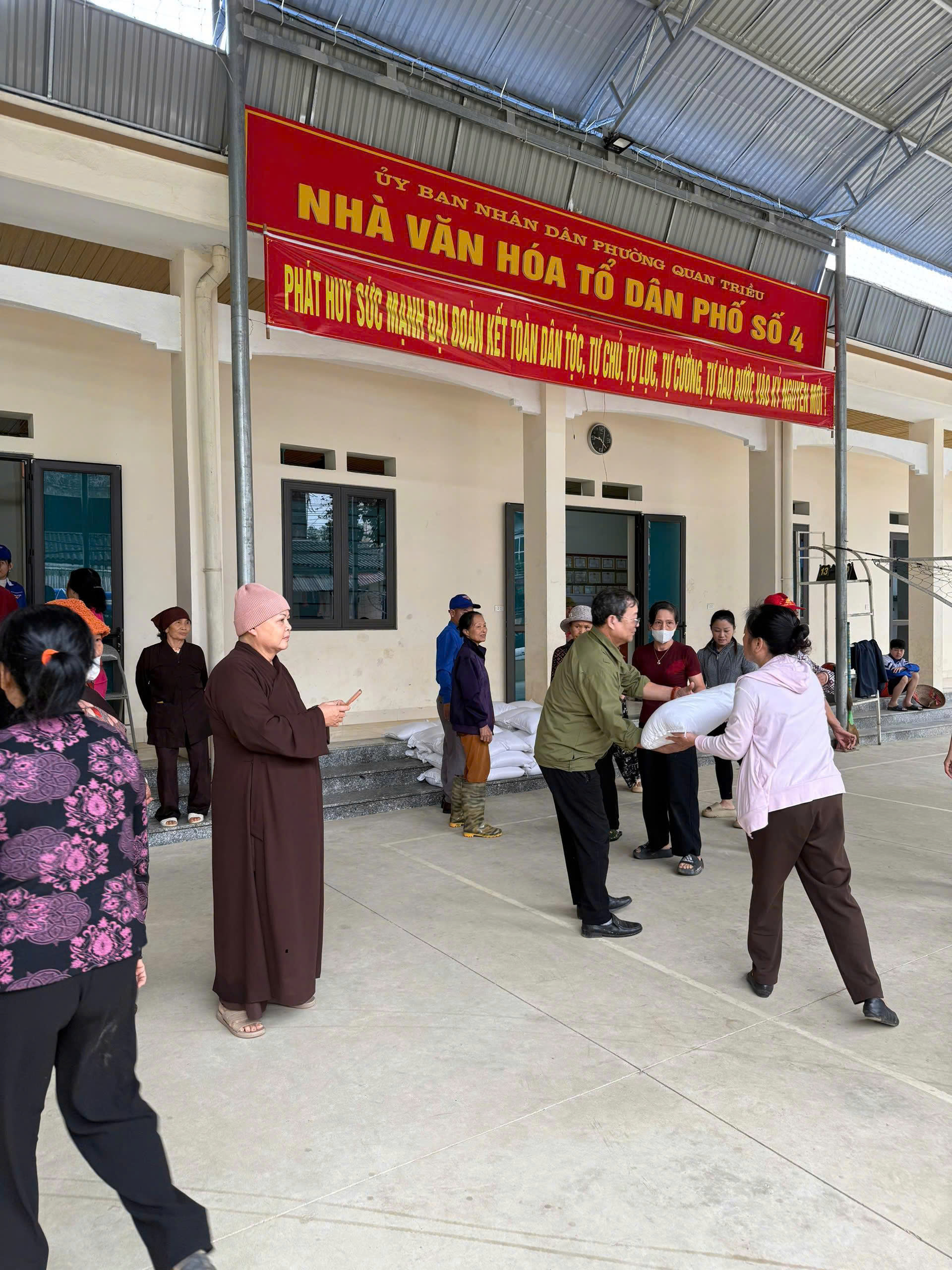Đoàn thiện nguyện của Sư thầy Thích Đàm Hương - Trụ trì chùa Quỳnh Lâm tặng quà người dân bị thiệt hại bão lụt tại tỉnh Thái Nguyên