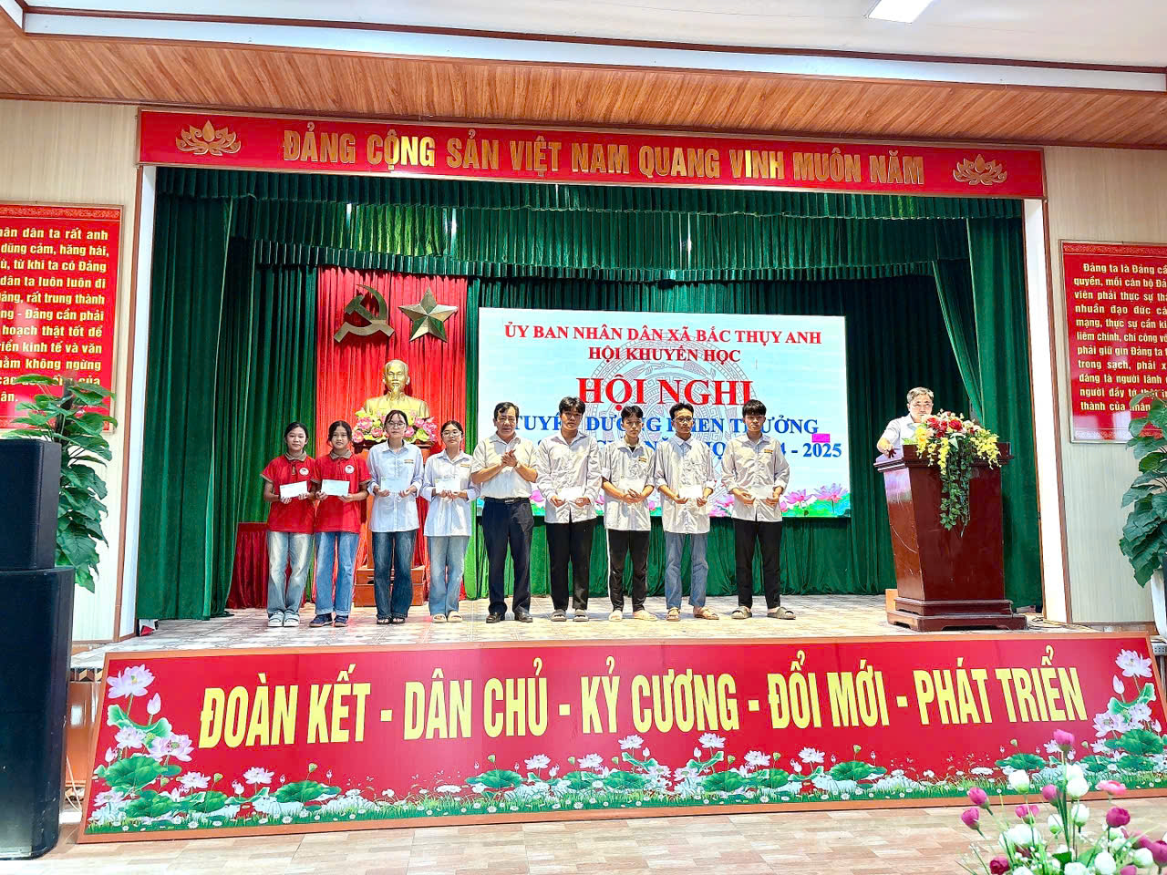 Hội nghị tuyên dương học sinh giỏi năm học 2024 - 2025