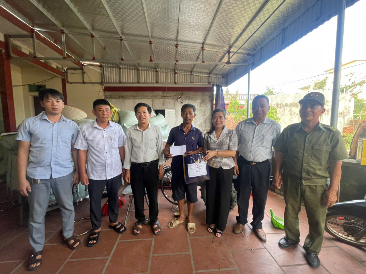 Đảng ủy – HĐND – UBND - Ủy ban MTTQ Việt Nam xã Bắc Thụy Anh thăm hỏi, tặng quà người dân bị thiệt hại sau bão