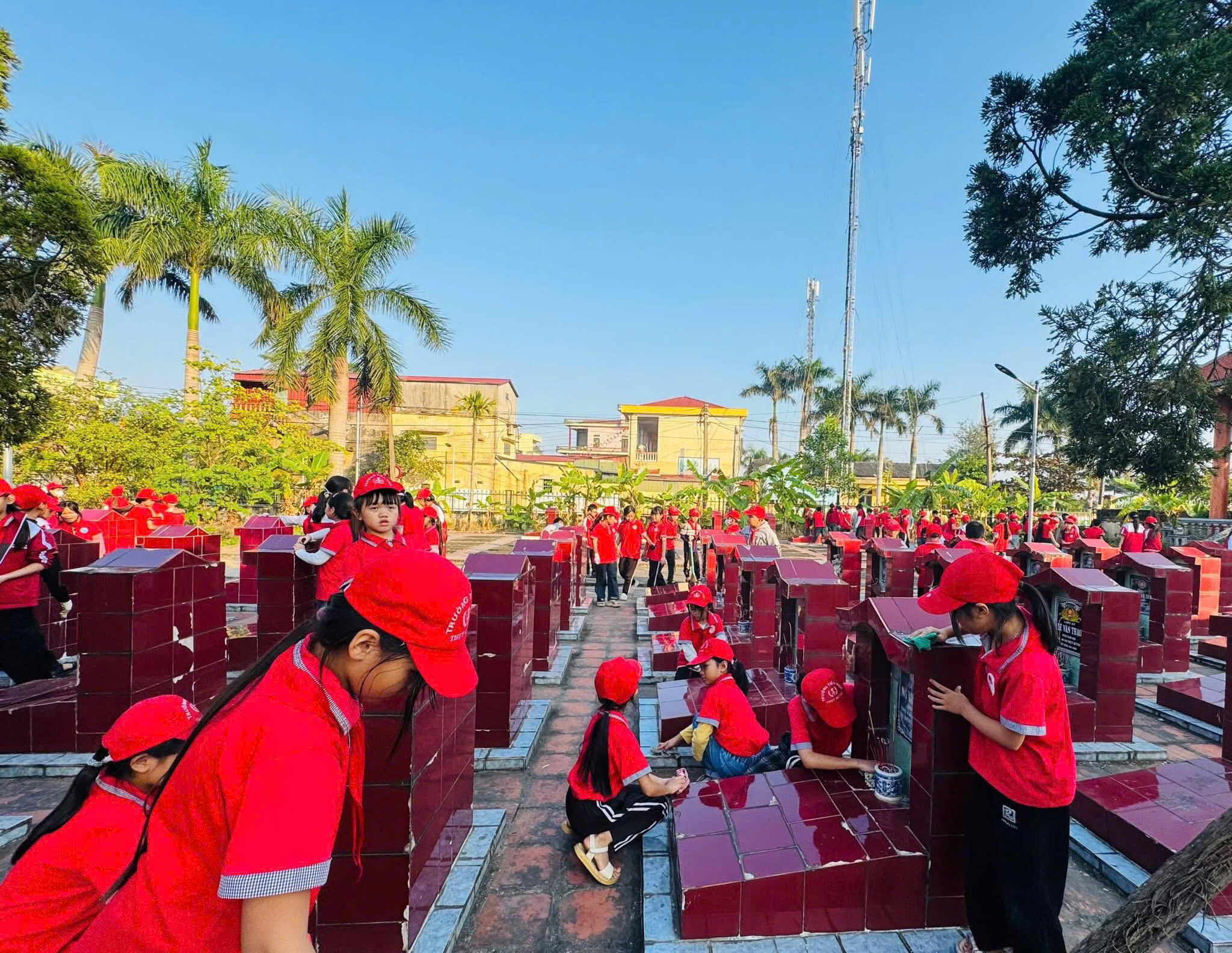 TRƯỜNG TIỂU HỌC THỤY QUỲNH TỔ CHỨC CHO HỌC SINH KHỐI 4, 5 LAO ĐỘNG TỔNG VỆ SINH NGHĨA TRANG LIỆT SĨ