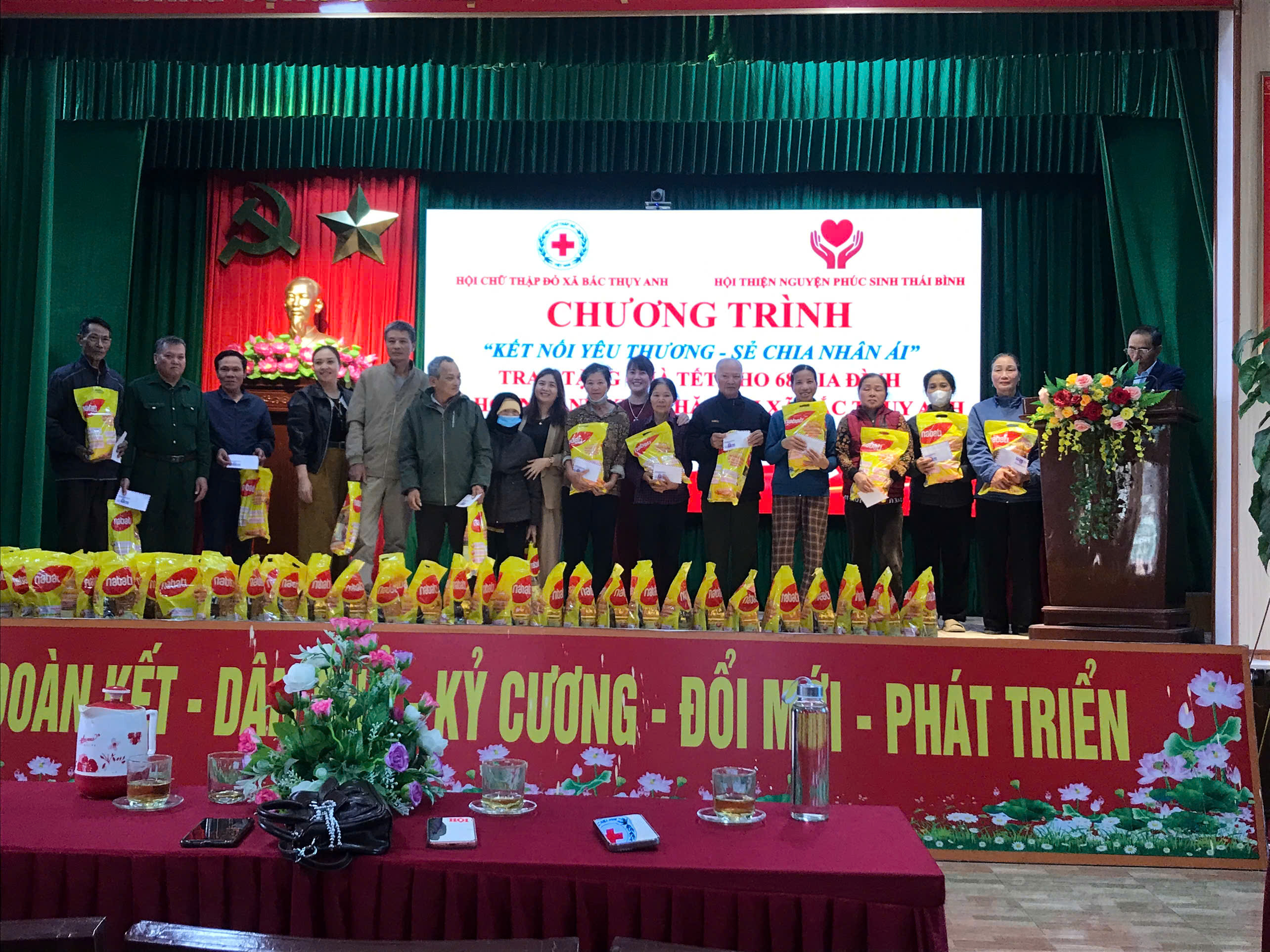 TẶNG QUÀ TẾT CHO CÁC HỘ CÓ HOÀN CẢNH KHÓ KHĂN TRÊN ĐỊA BÀN XÃ BẮC THỤY ANH
