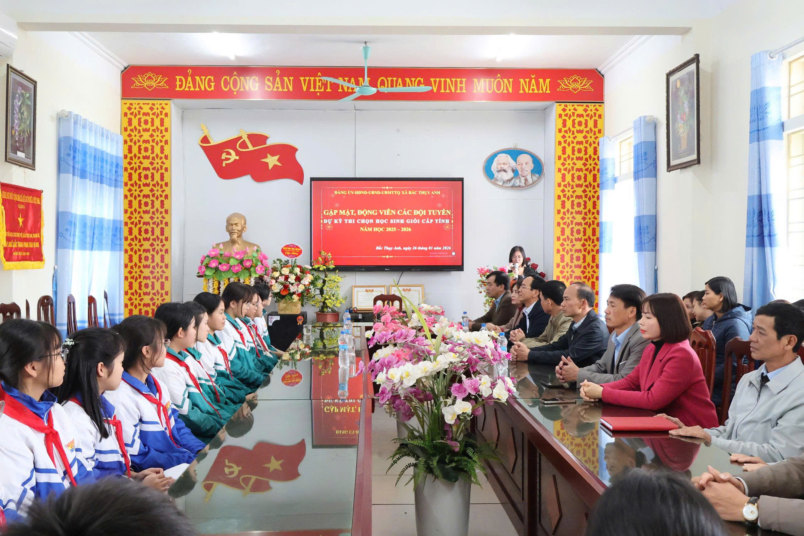 Đảng ủy - HĐND - UBND - UBMTTQ Việt Nam xã Bắc Thuy Anh tổ chức gặp mặt động viên học sinh tham gia kỳ thi chọn học sinh giỏi lớp 9 cấp tỉnh năm học 2025 - 2026