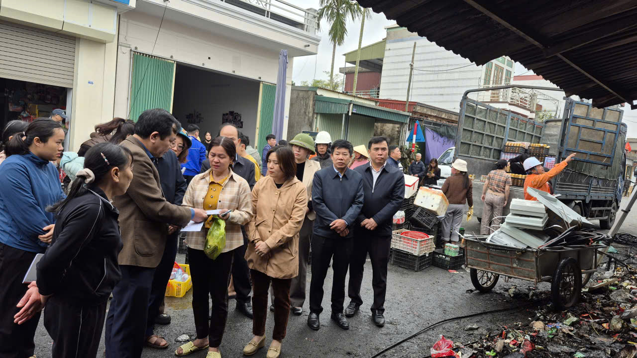 LÃNH ĐẠO XÃ BẮC THỤY ANH THĂM HỎI, ĐỘNG VIÊN CÁC HỘ KINH DOANH BỊ ẢNH HƯỞNG DO VỤ CHÁY CHỢ DÀNH