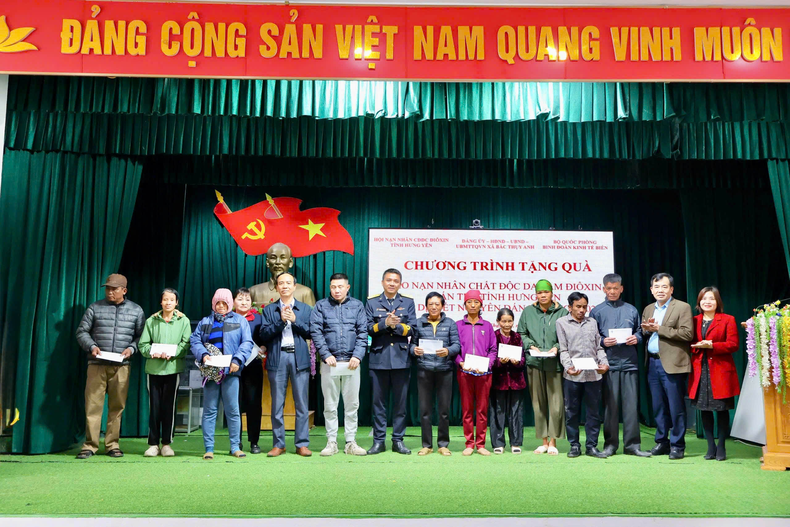 BINH ĐOÀN 20 - CÔNG TY TNHH CẢNG CONTAINER QUỐC TẾ TÂN CẢNG HẢI PHÒNG TRAO QUÀ CHO CÁC NẠN NHÂN CHẤT ĐỘC DA CAM/DIOXIN VÀ HỖ TRỢ NHẬN ĐỠ ĐẦU CON NGƯ DÂN THUỘC CÁC XÃ TRÊN ĐỊA BÀN HUYỆN THÁI THỤY (cũ)