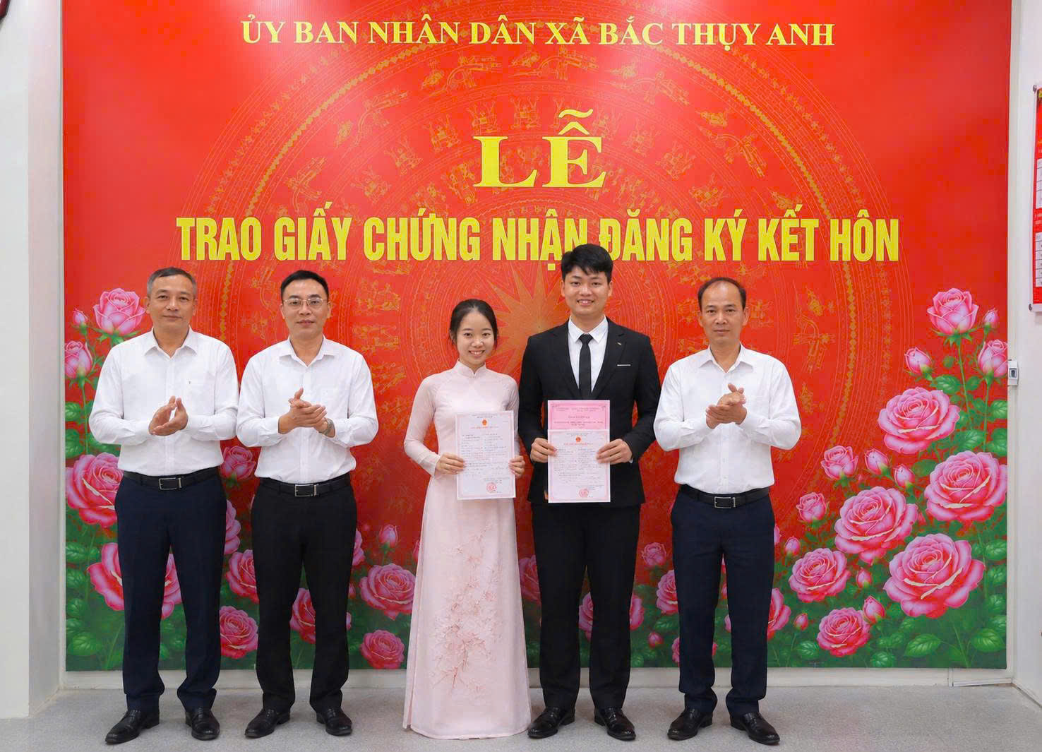 TRAO GIẤY CHỨNG NHẬN KẾT HÔN VÀ THƯ CHÚC MỪNG CHO CÔNG DÂN