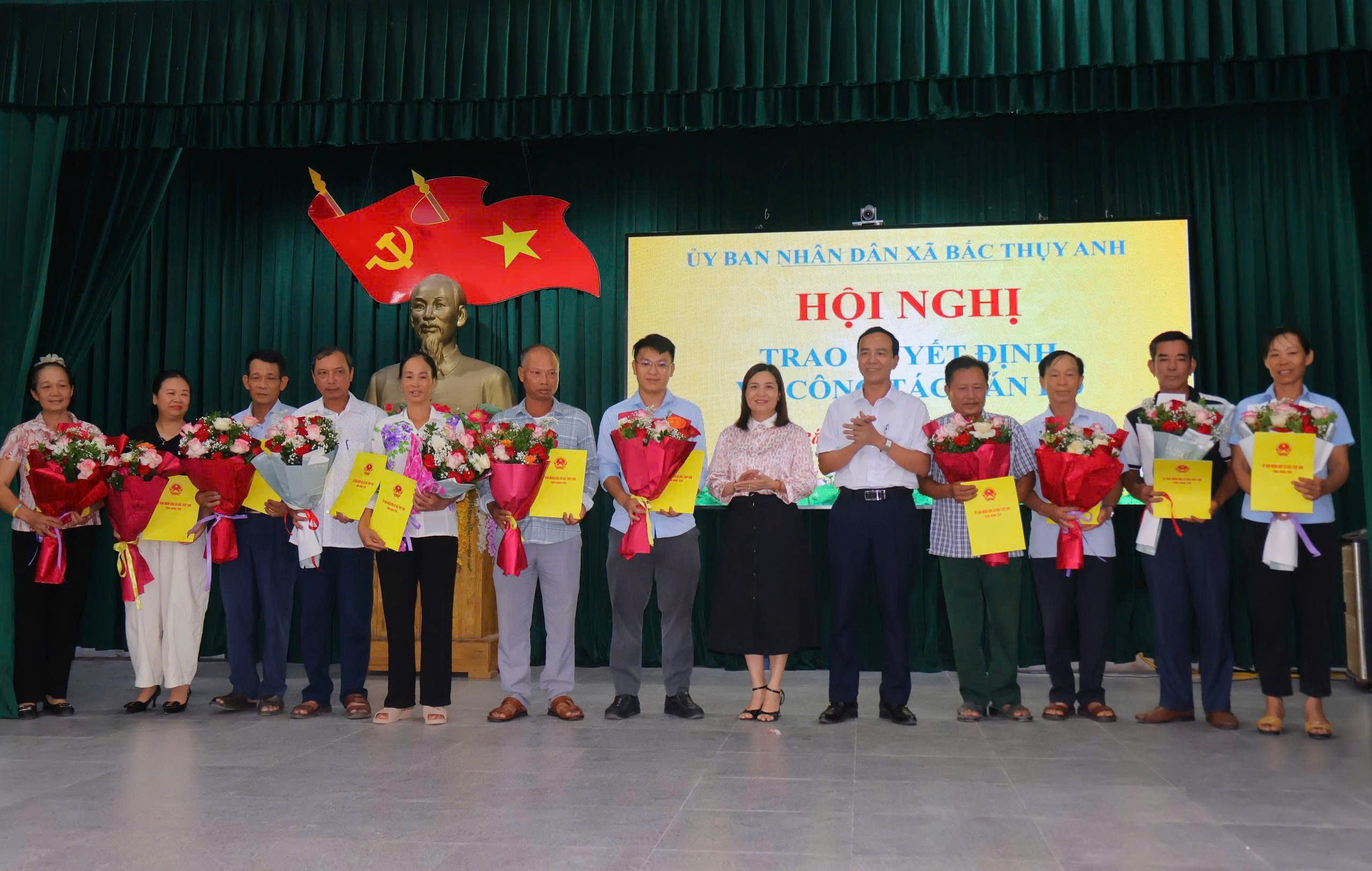 Ủy ban nhân dân xã Bắc Thụy Anh trao quyết định công tác cán bộ thôn sau sắp xếp, tổ chức lại thôn
