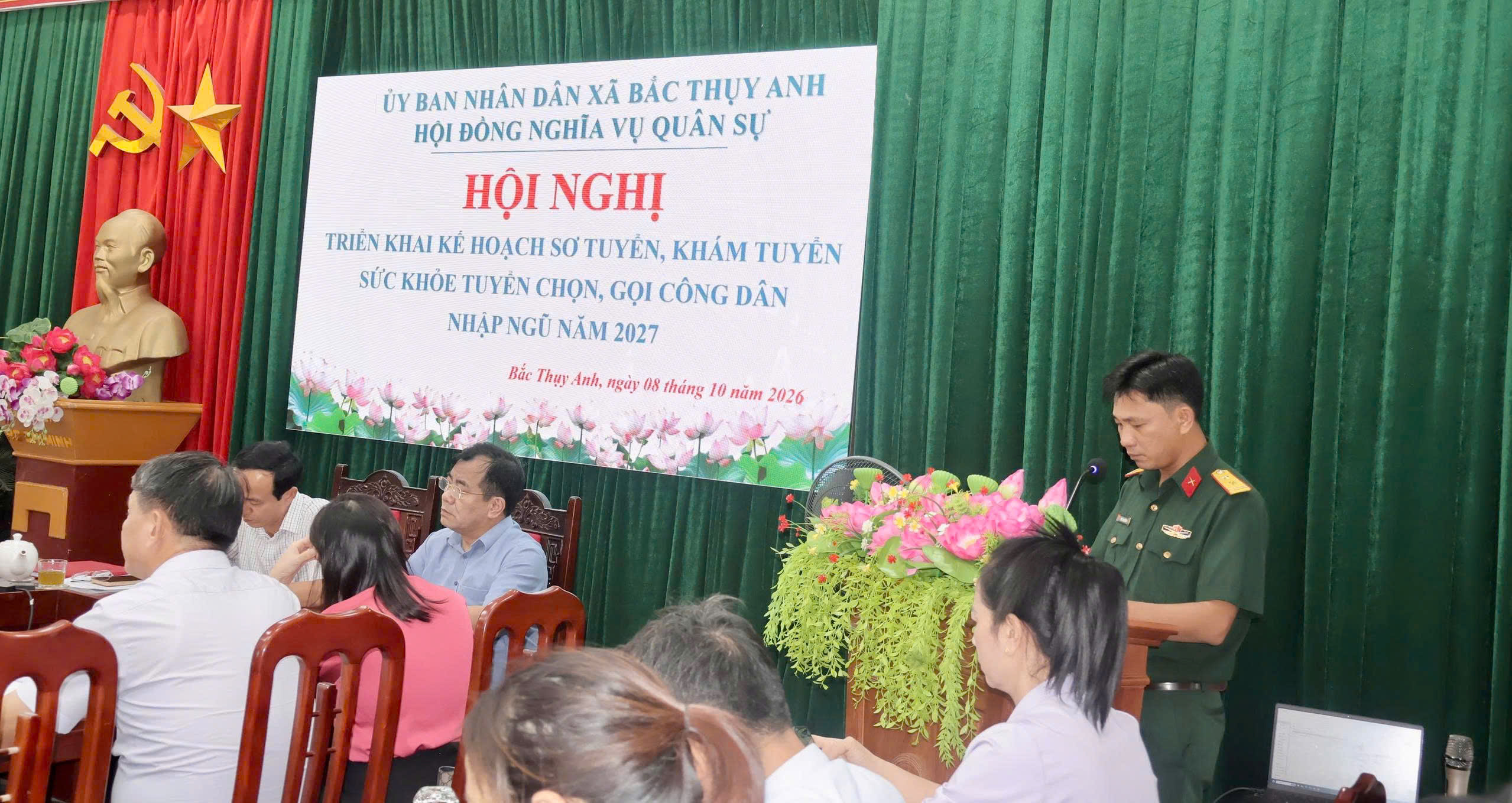 Trung tá Đào Trọng Tâm, Phó Chỉ huy Trưởng Ban chỉ huy Quân sự xã triển khai kế hoạch và báo cáo rà soát nguồn sẵn sàng nhập ngũ năm 2027