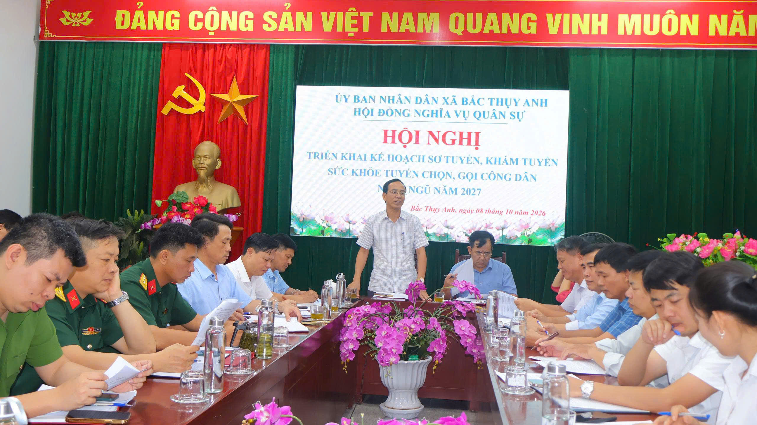 Đ/c Lê Ngọc Hùng, Bí thư Đảng ủy, Chủ tịch HĐND, Chính trị viên và Đ/c Trần Ngọc Lâm, Phó Bí thư Đảng ủy, Chủ tịch UBND xã, Chủ tịch Hội đồng NVQS xã đồng chủ trì hội nghị