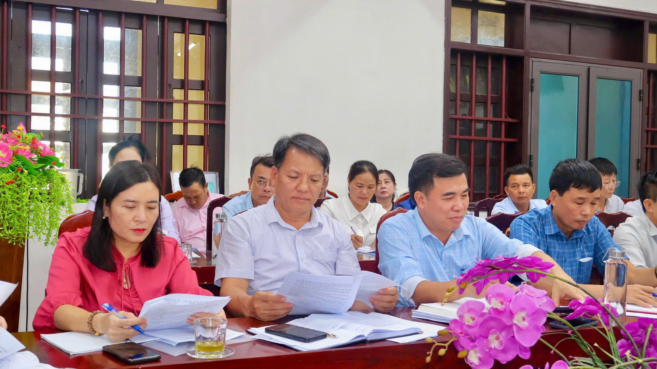 Đ/c Đỗ Thị Phương Lan, Phó Bí thư Thường trực Đảng ủy; cùng đại biểu dự hội nghị