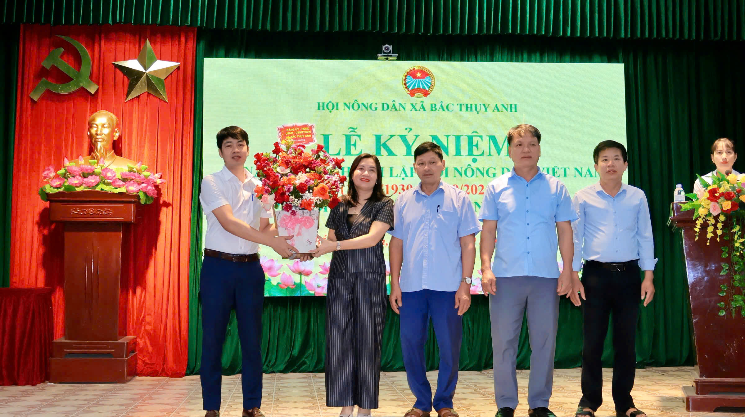 Lãnh đạo xã tặng hoa chúc mừng buổi lễ